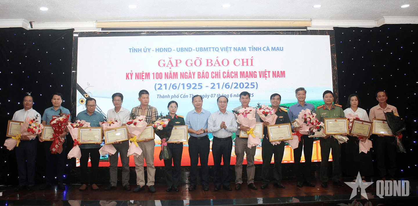 Ban Đại diện Báo Quân đội nhân dân tại Cần Thơ nhận Bằng khen của tỉnh Cà Mau nhân 100 năm Ngày Báo chí cách mạng Việt Nam