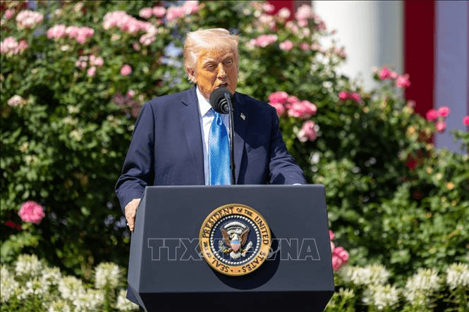 Tổng thống Mỹ Donald Trump ký sắc lệnh tăng cường phòng thủ và phát triển taxi bay