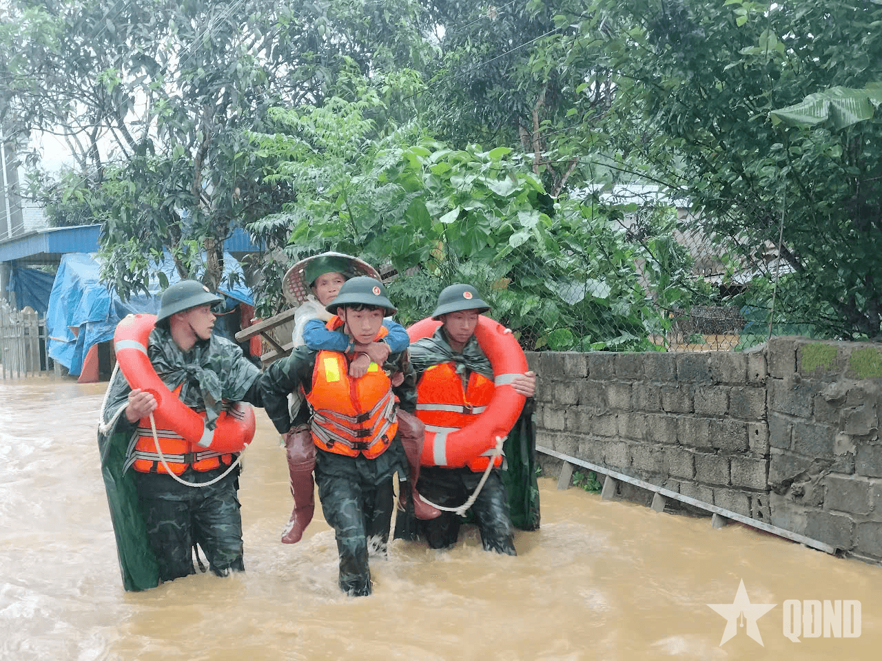 Bộ đội giúp dân vượt lũ