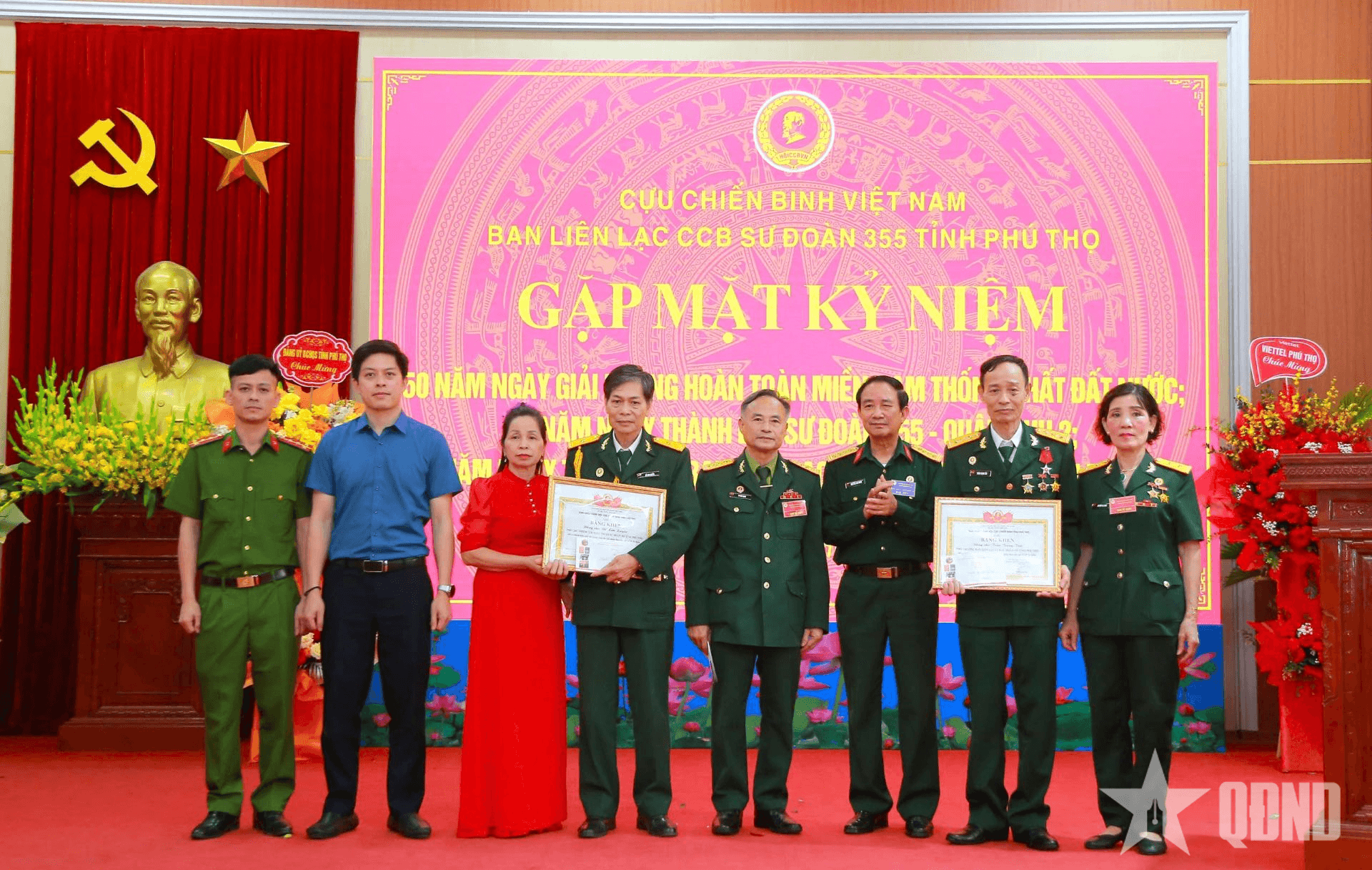 Hoa thơm trong nếp nhà bình dị