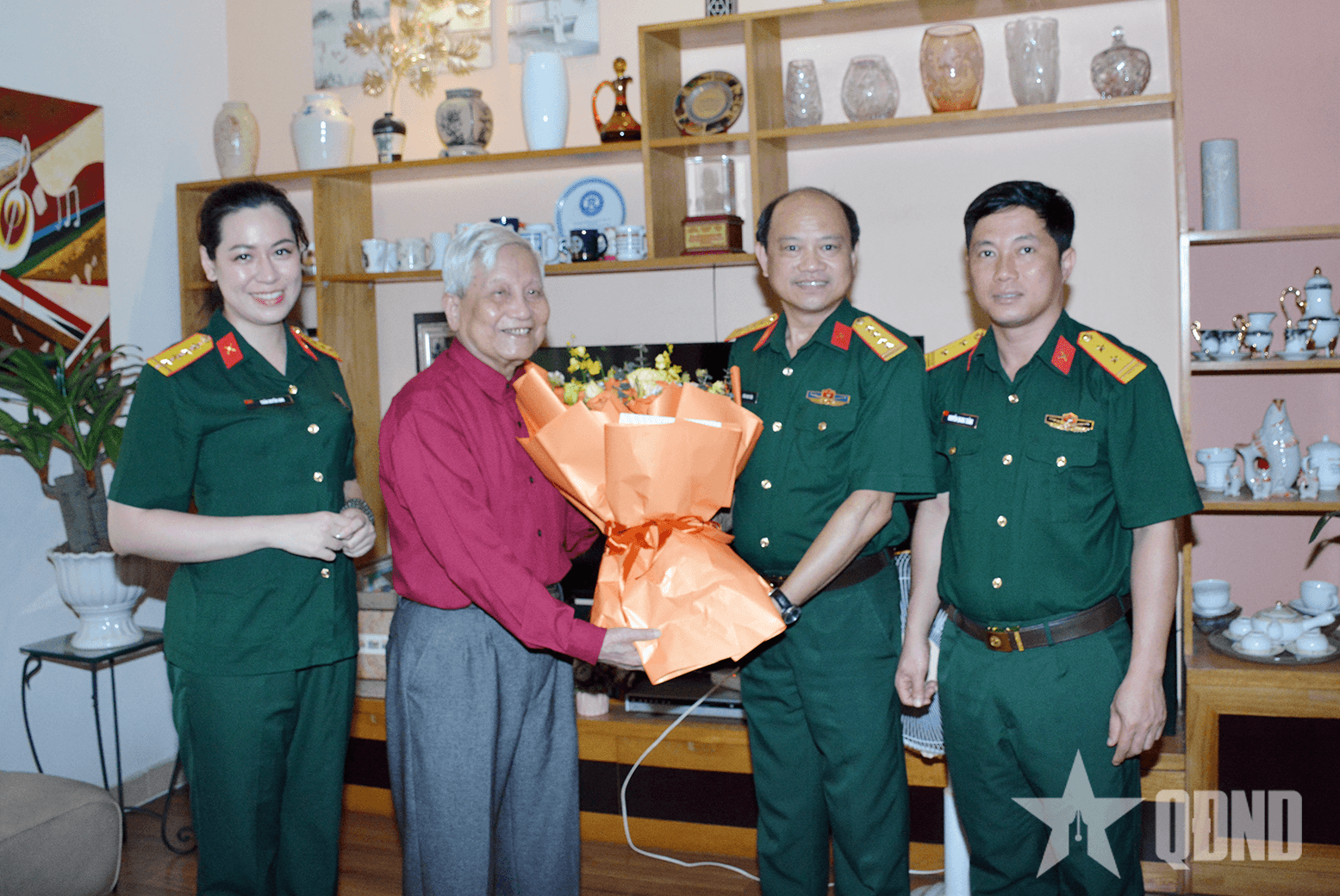 Lãnh đạo Báo Quân đội nhân dân thăm nhà báo lão thành Hà Đăng