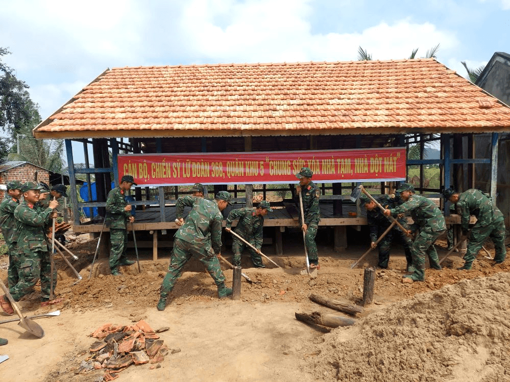 Bộ đội giúp dân xóa nhà tạm