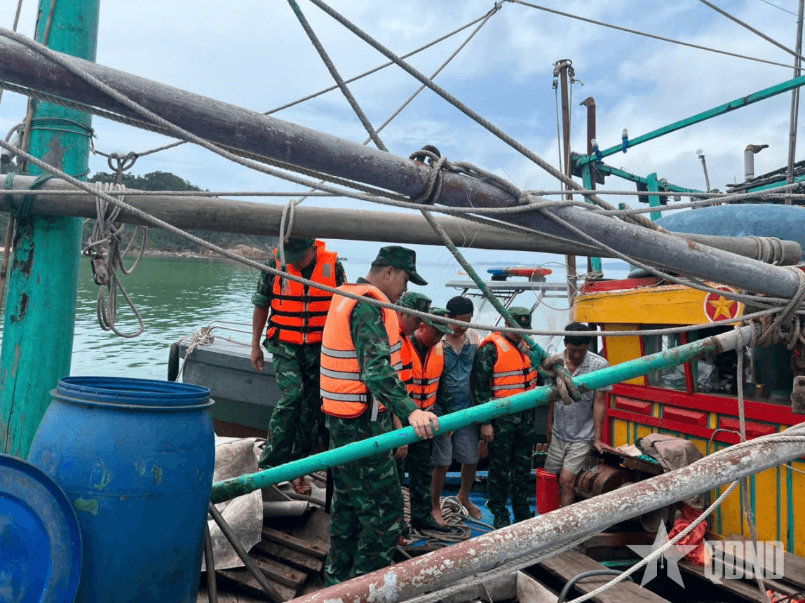 Đồn Biên phòng Thanh Lân cứu hộ thành công tàu cá gặp nạn trên biển