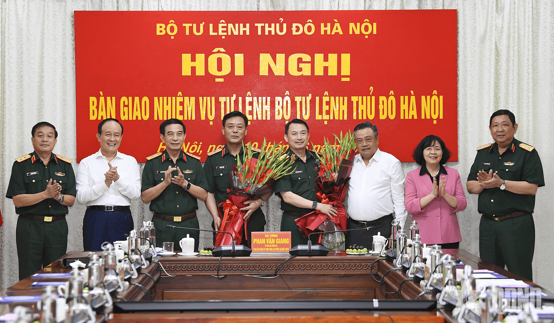 Hội nghị bàn giao nhiệm vụ Tư lệnh Bộ tư lệnh Thủ đô Hà Nội