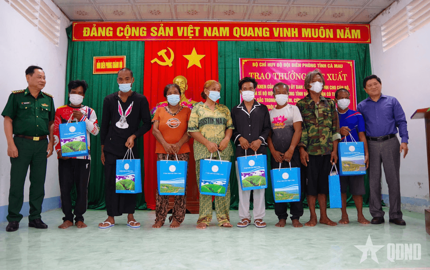 Lãnh đạo tỉnh Cà Mau thăm hỏi, động viên các thuyền viên người nước ngoài được cứu vớt trên biển