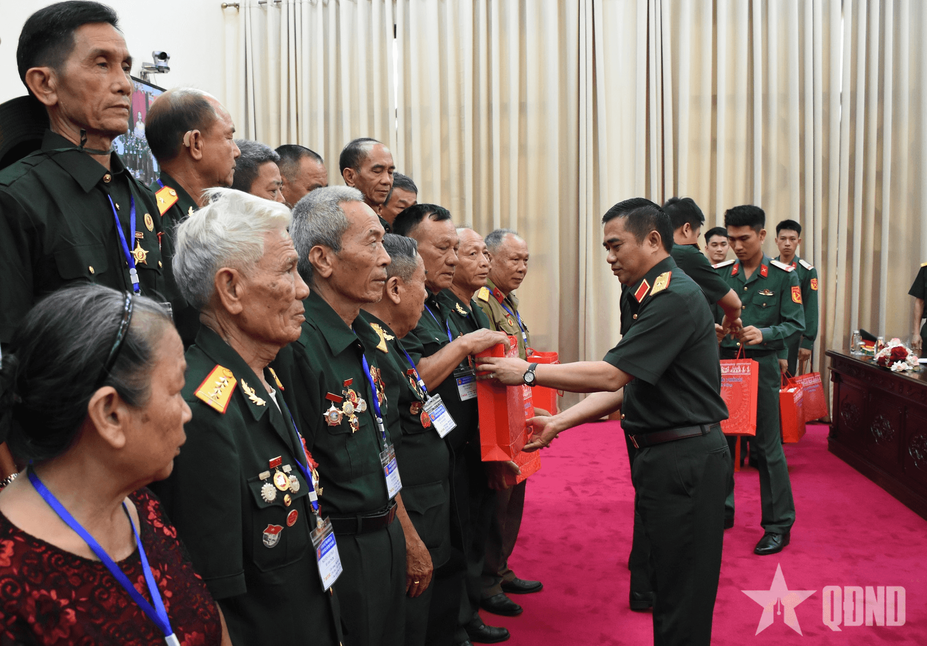 Bộ Quốc Phòng gặp mặt, tặng quà đại biểu người có công tỉnh Nghệ An