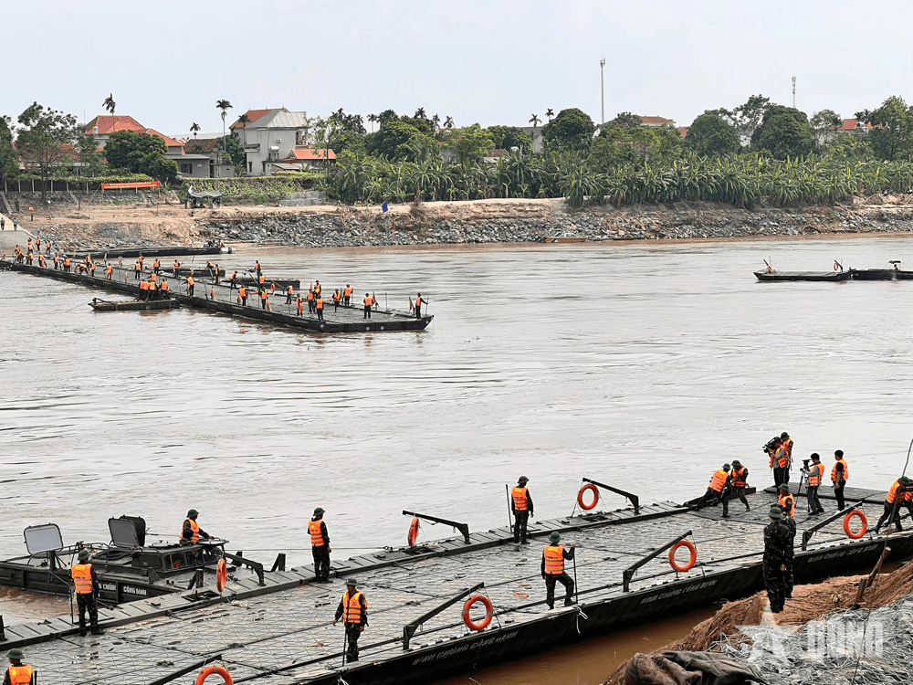 Cầu phao Phong Châu tạm dừng hoạt động vì nước chảy xiết