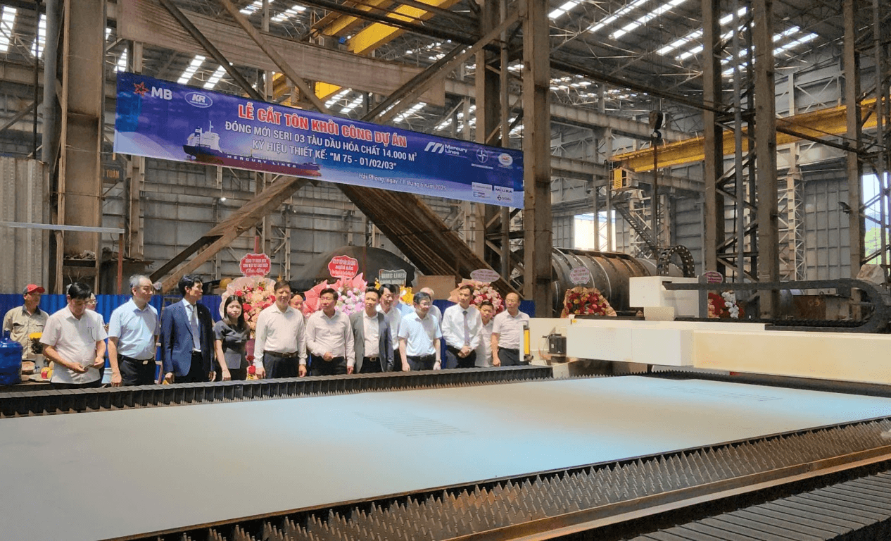 Cắt tôn đóng mới 3 tàu chở dầu, hóa chất