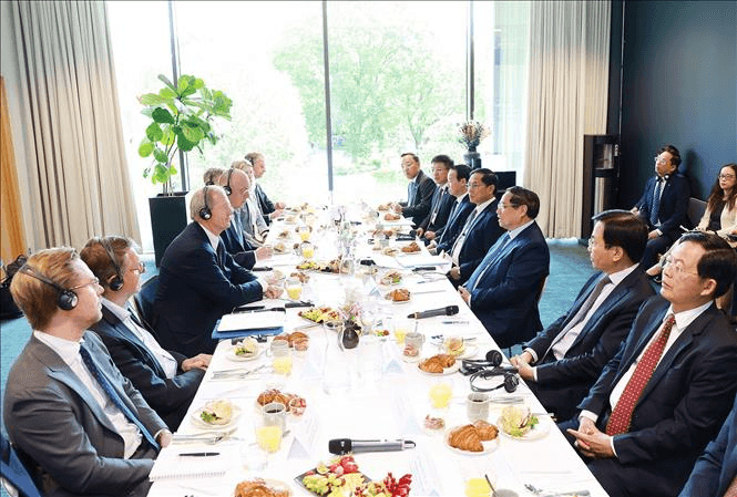 Thủ tướng Phạm Minh Chính ăn sáng làm việc với lãnh đạo tập đoàn kinh tế lớn của Thụy Điển