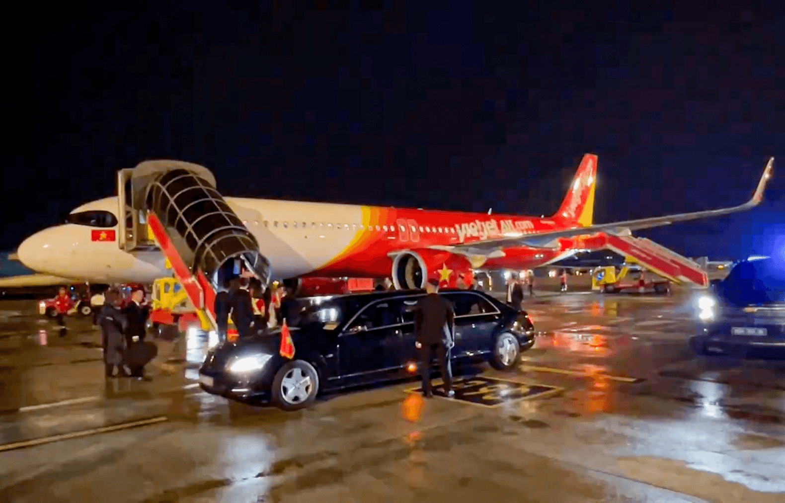 Tổng thống Cộng hòa Litva đến Hà Nội trên chuyên cơ Vietjet