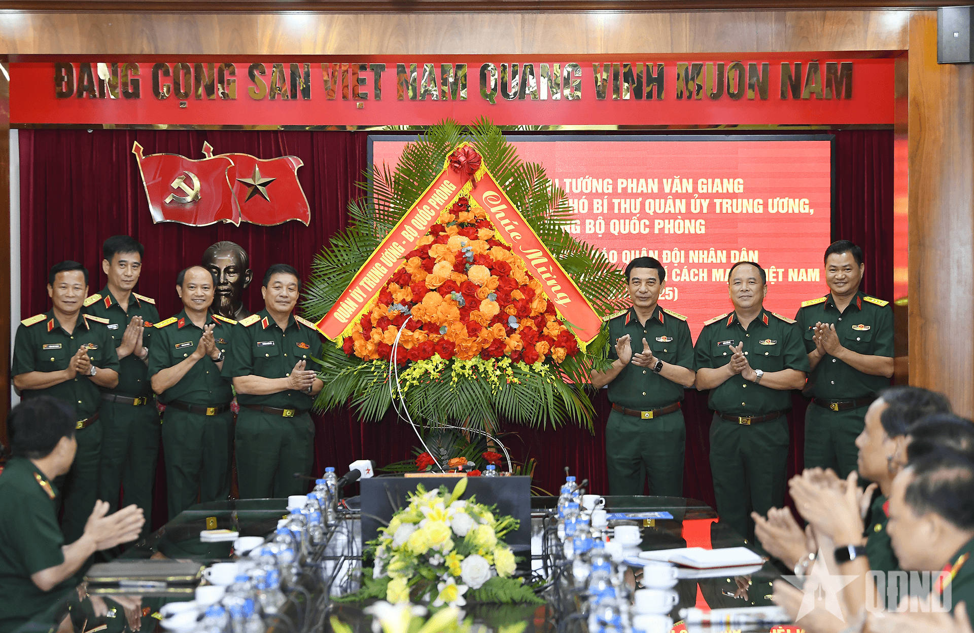 Đại tướng Phan Văn Giang thăm, chúc mừng Báo Quân đội nhân dân