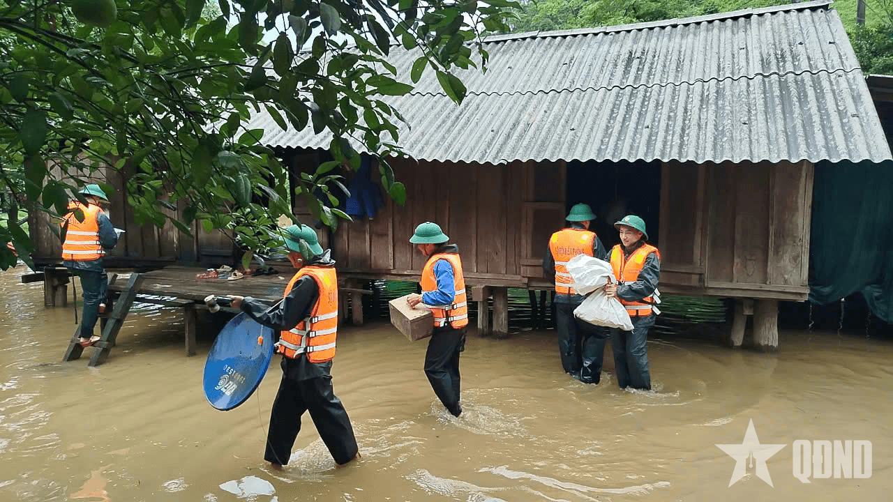 Bộ đội Biên phòng tỉnh Quảng Bình di dời khẩn cấp 10 hộ dân ra khỏi khu vực ngập lụt