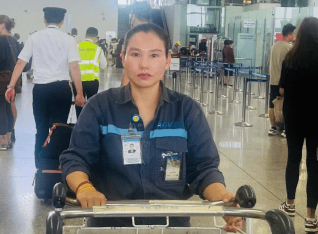 Nhân viên sân bay Nội Bài kịp thời trao trả hành khách gần 100 triệu đồng bỏ quên