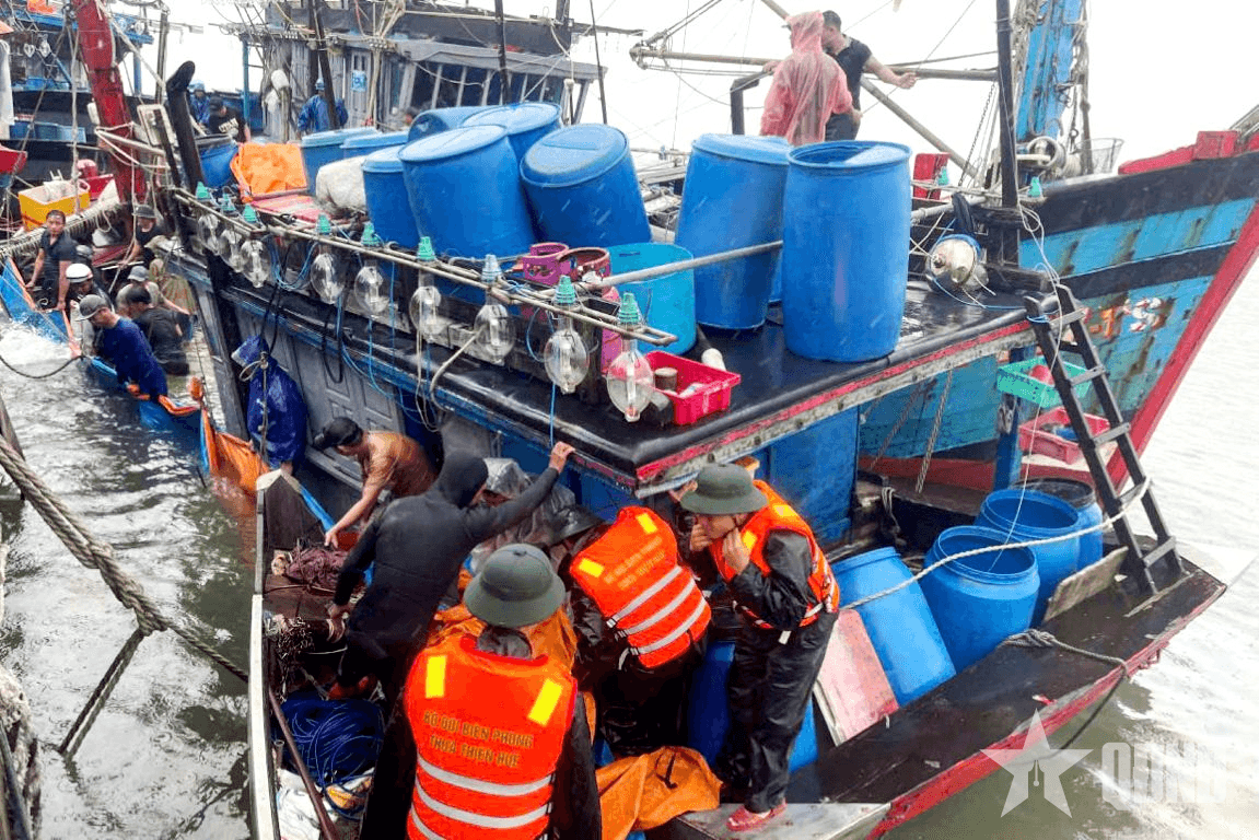 Bộ đội Biên phòng TP Huế kịp thời cứu hộ tàu cá bị chìm