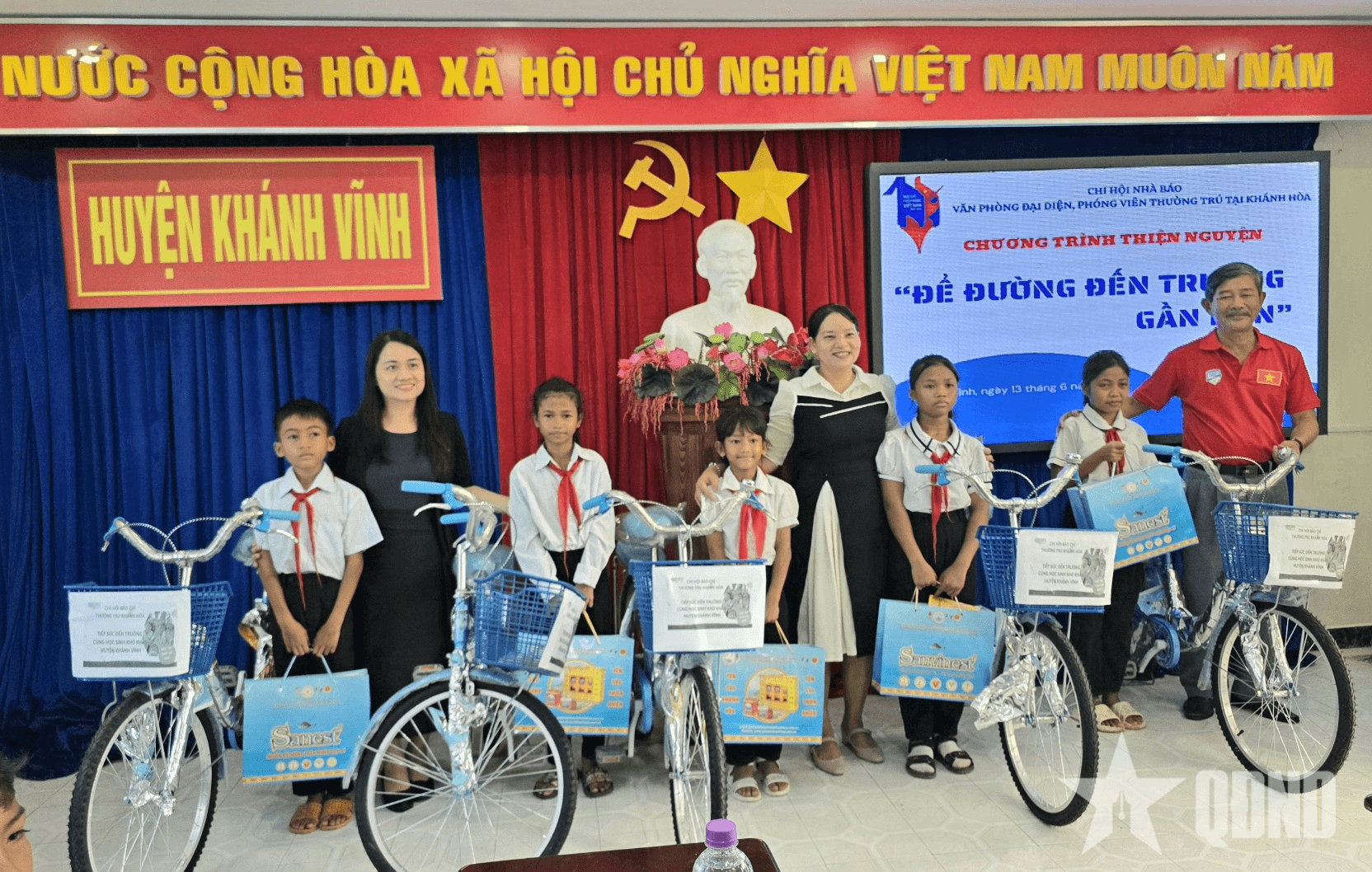 Những người làm báo tại Khánh Hòa tiếp sức học sinh đến trường