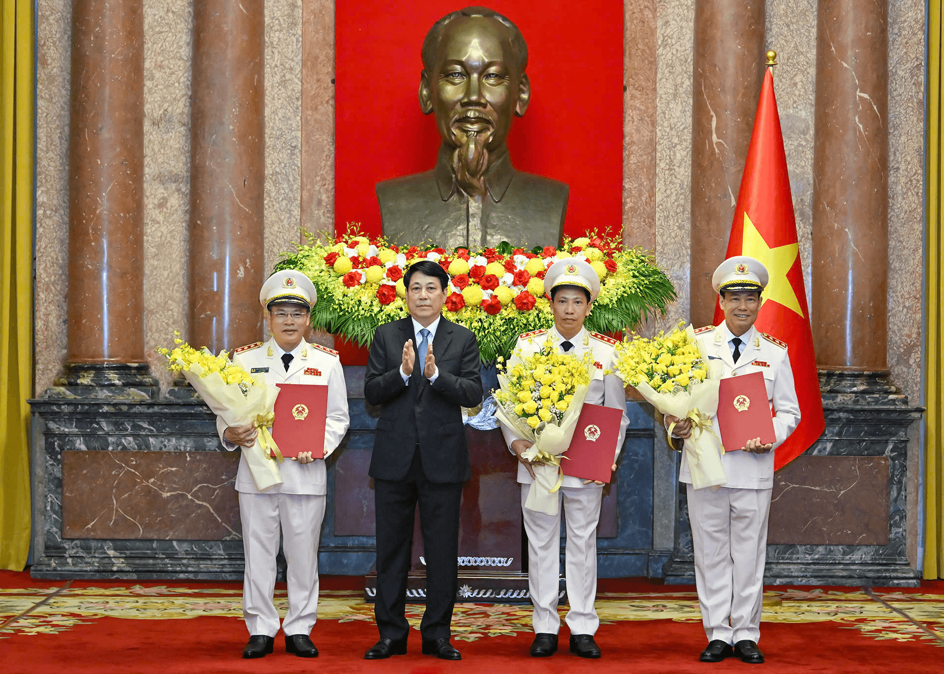 Chủ tịch nước Lương Cường trao Quyết định thăng cấp bậc hàm Thượng tướng đối với 3 đồng chí Thứ trưởng Bộ Công an