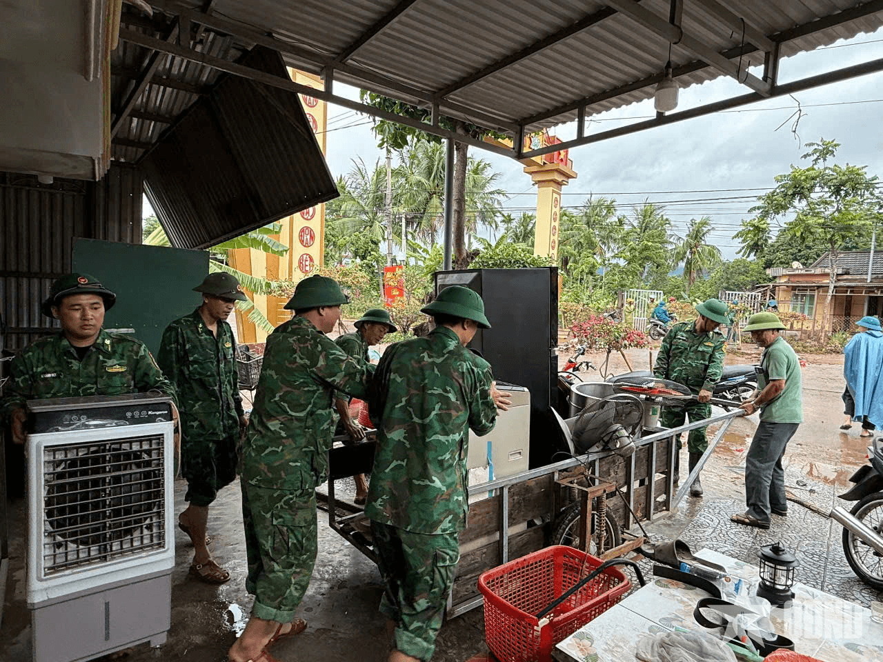 Giúp nhân dân biên giới sớm ổn định cuộc sống sau mưa lũ