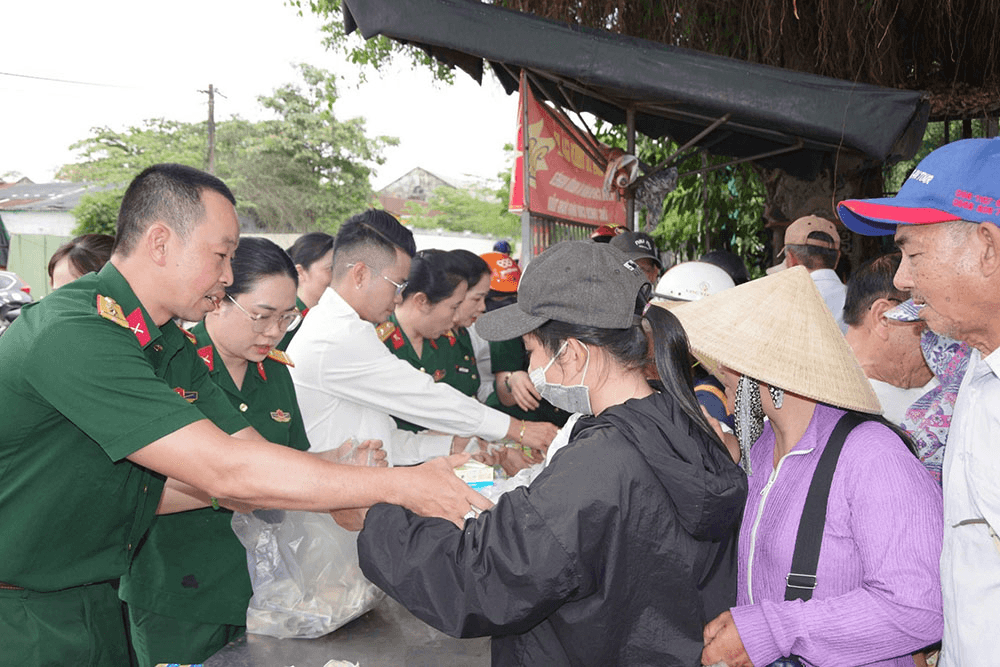 Suất cơm 2.000 đồng và trái tim của những người lính trẻ