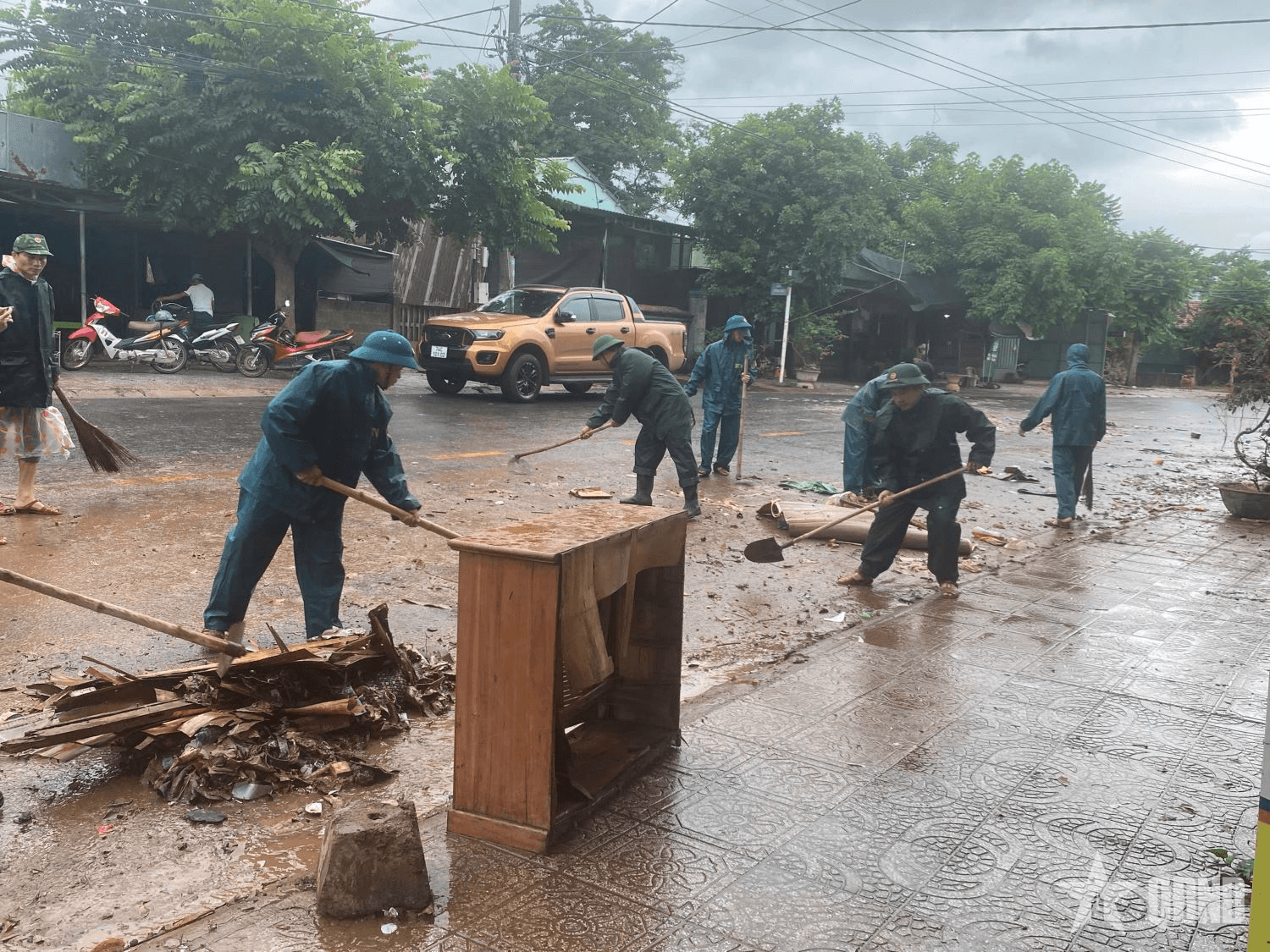 Quảng Trị: Gần 300 cán bộ, chiến sĩ khắc phục hậu quả mưa lũ