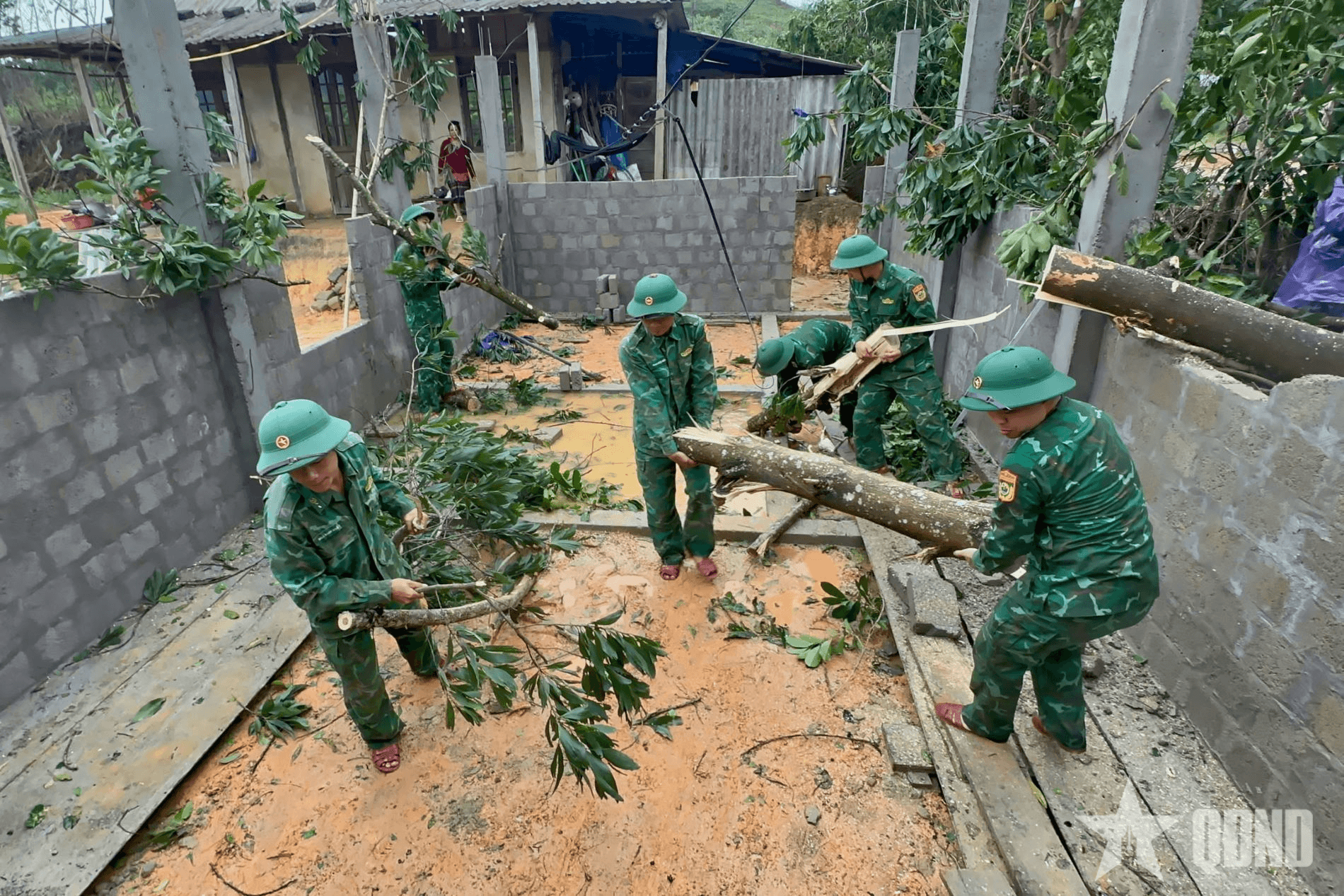 Bộ đội Biên phòng TP Huế hỗ trợ người dân khắc phục hậu quả dông lốc tại A Lưới