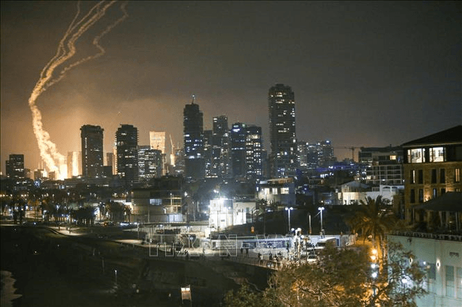 Căng thẳng Israel-Iran: Hai bên tiếp tục các cuộc không kích