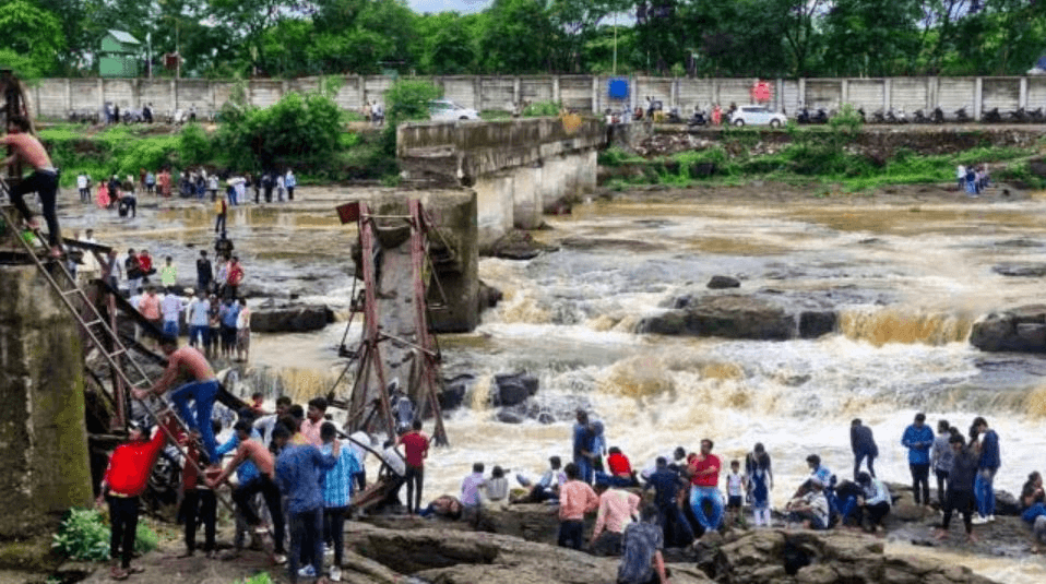 Sập cầu ở Ấn Độ, nhiều người thiệt mạng và bị cuốn trôi