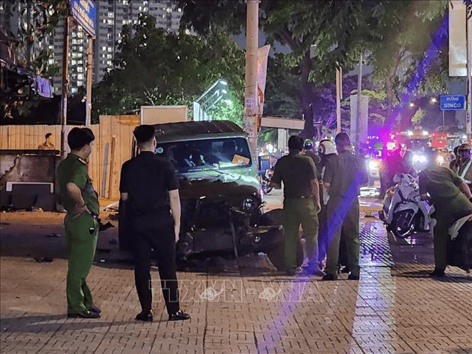 TP Hồ Chí Minh: Ô tô gây tai nạn liên hoàn, 2 người tử vong