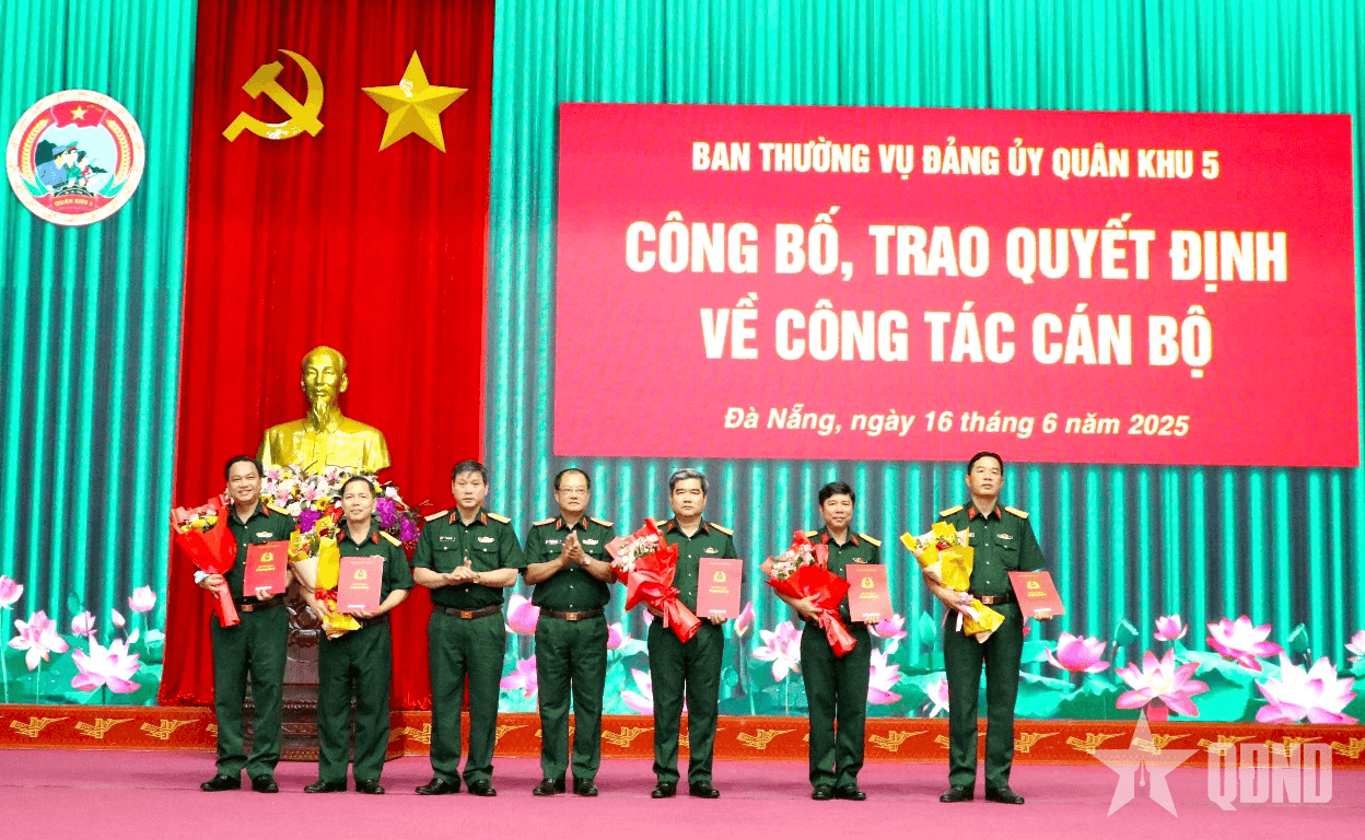 Quân khu 5 công bố, trao quyết định về công tác cán bộ