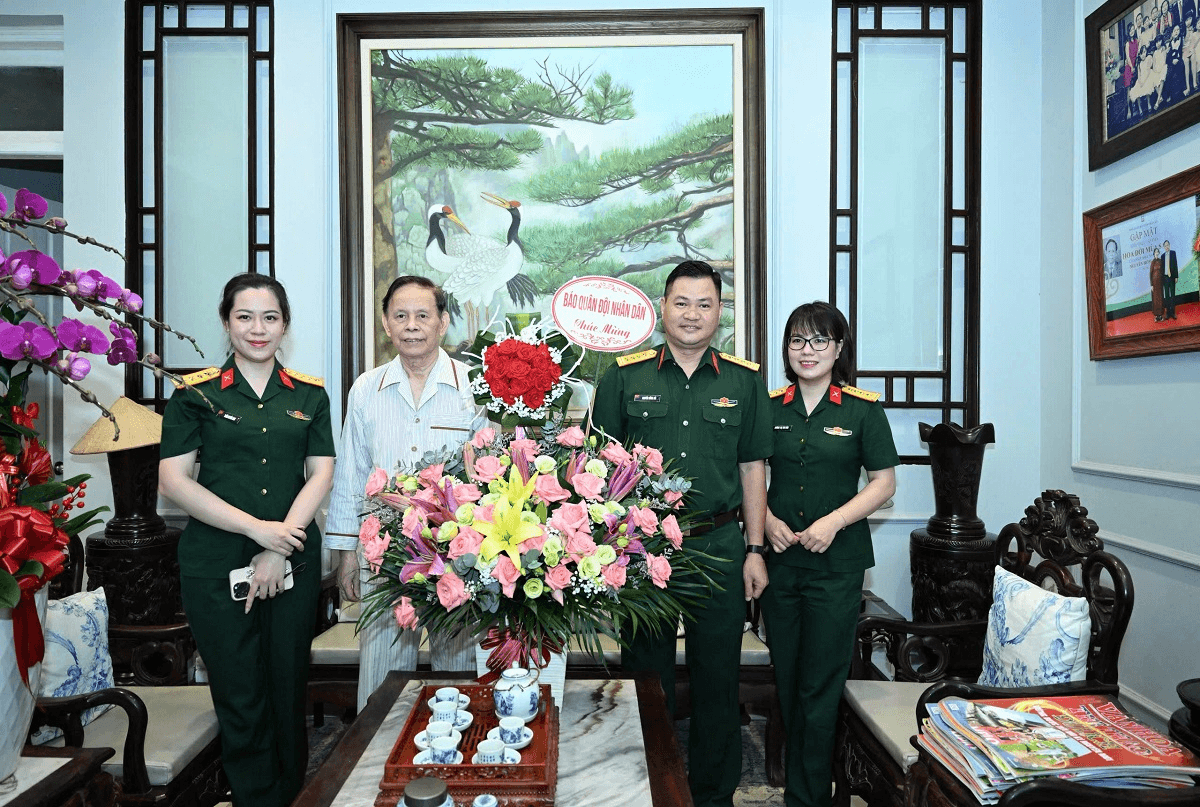 Báo Quân đội nhân dân thăm, tặng quà các nhà báo lão thành