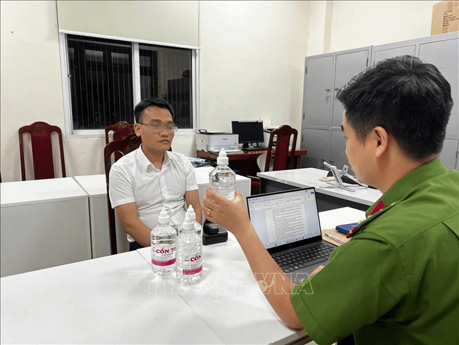 Bắt Phó chủ tịch UBND thị trấn Chúc Sơn (Hà Nội) vì sản xuất cồn giả
