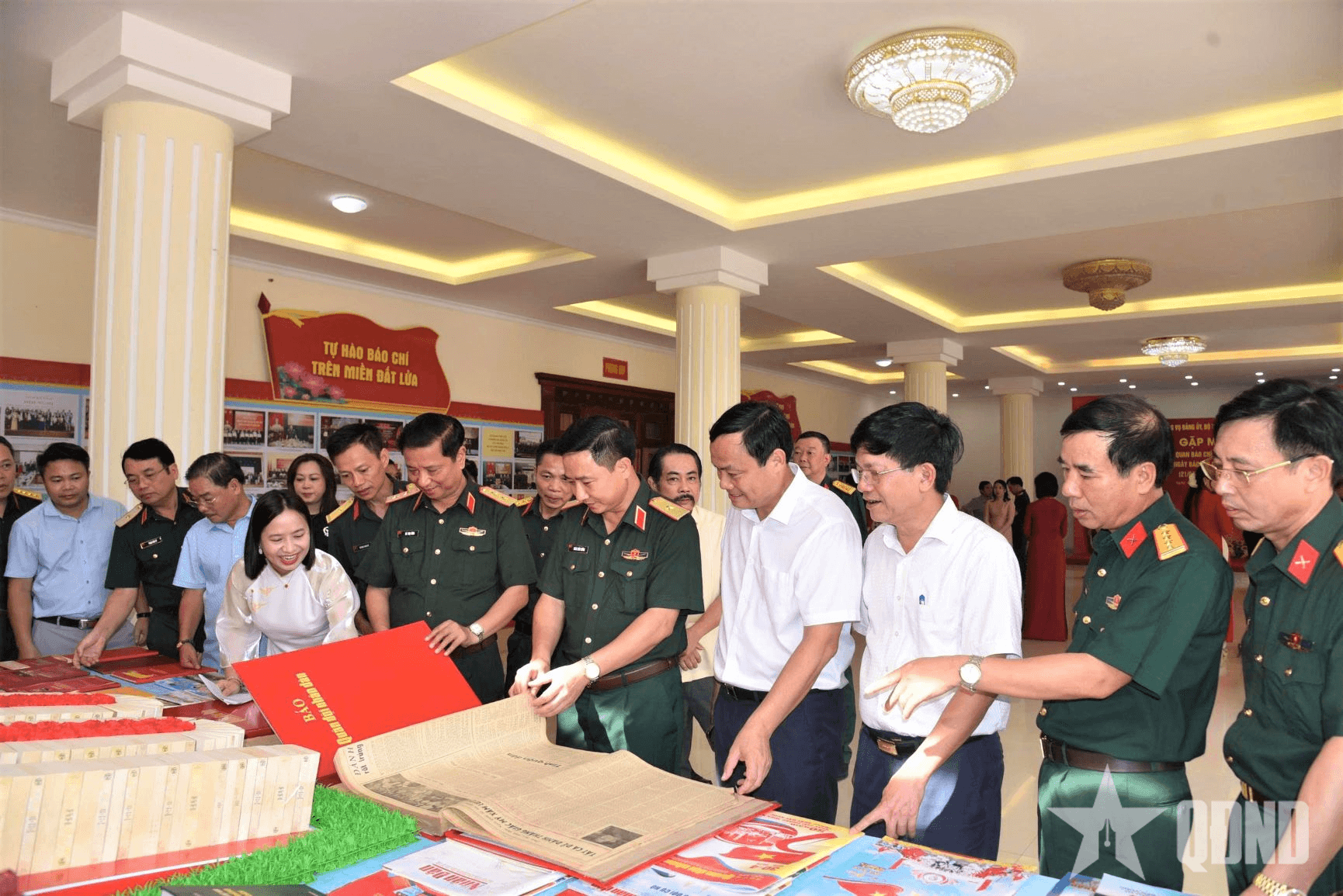 Thường vụ Đảng ủy, Bộ tư lệnh Quân khu 4 gặp mặt các cơ quan báo chí