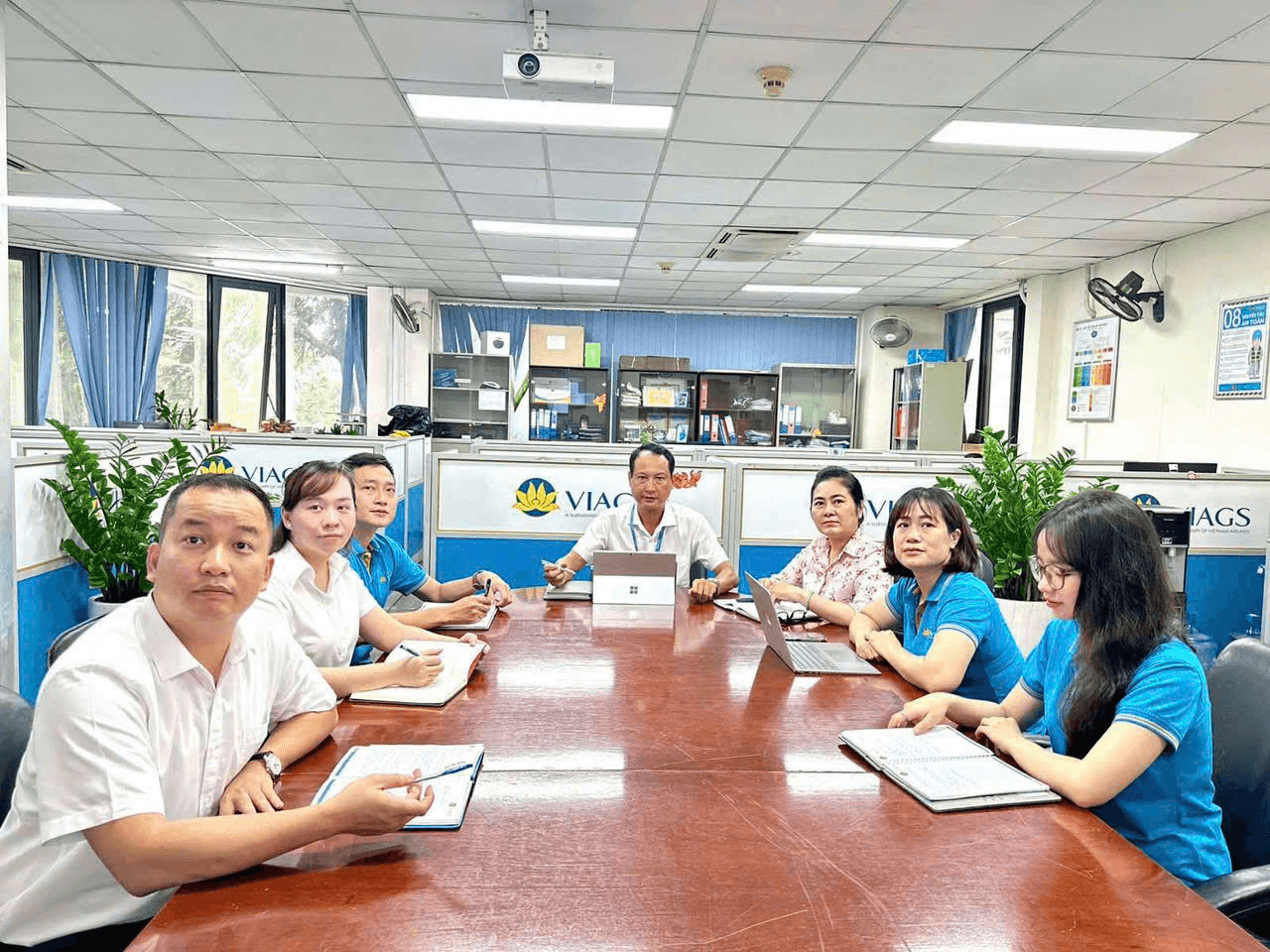 “Đêm trắng” ở sân bay: Hàng không trực chiến giữa mưa bão đưa hành khách về nhà an toàn
