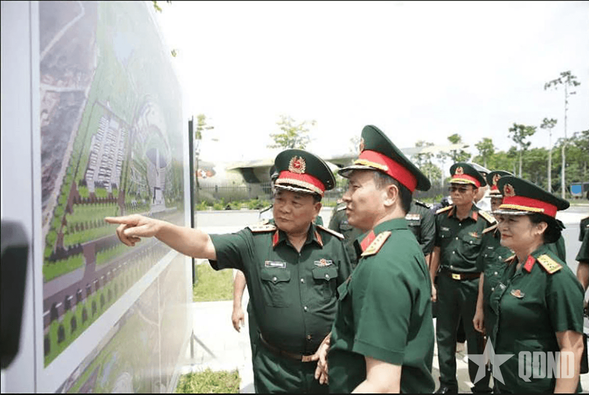 Thượng tướng Hoàng Xuân Chiến kiểm tra khu vực xây dựng công trình tưởng niệm chiến sĩ quốc tế