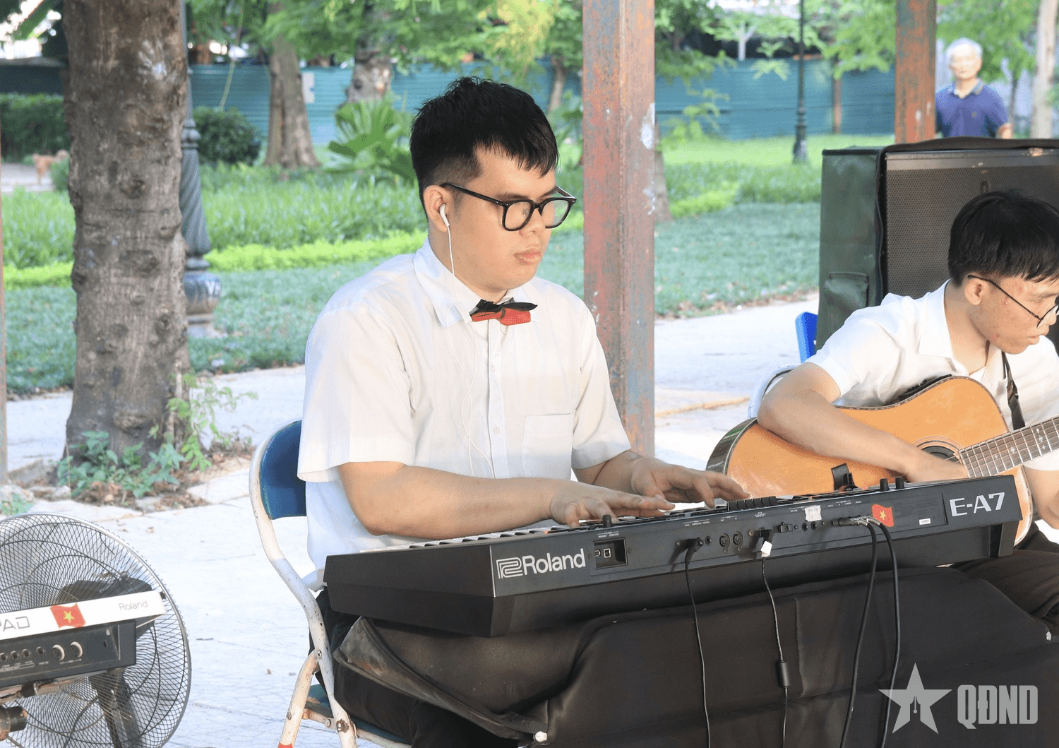 Nguyễn Đức Thiện - Chàng trai khiếm thị dùng âm nhạc vẽ ánh sáng cuộc đời