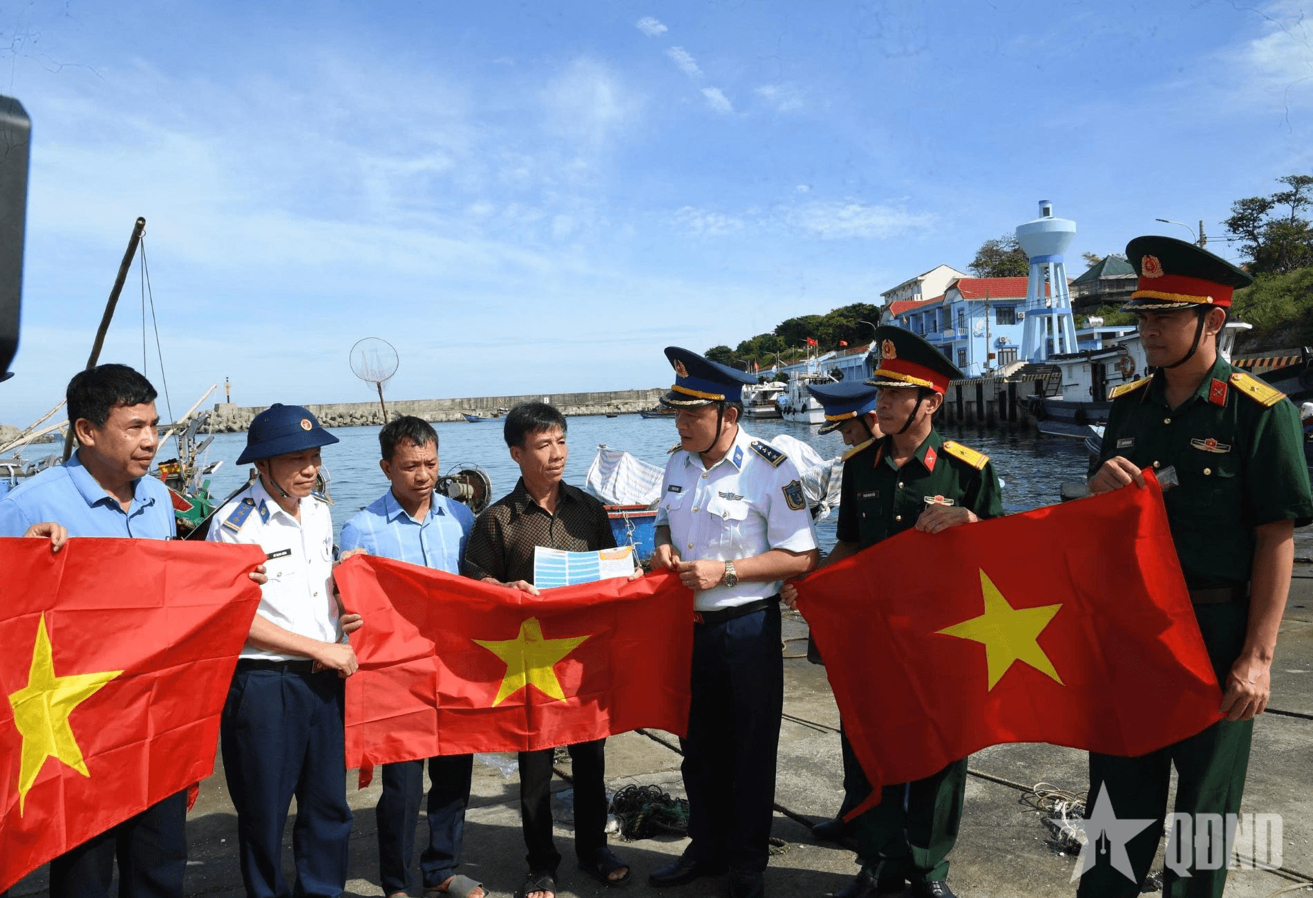 Đoàn công tác Vùng Cảnh sát biển 2 khảo sát, nắm tình hình tại huyện đảo Cồn Cỏ