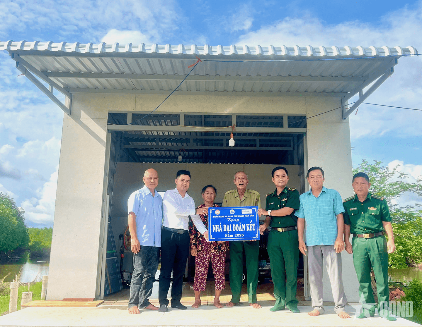 Đồn Biên phòng Cửa khẩu cảng Năm Căn bàn giao “Nhà Đại đoàn kết” tặng hộ nghèo