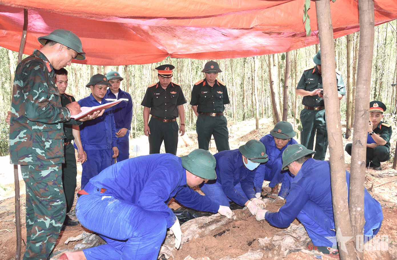 Quân khu 4: Kiểm tra công tác quy tập hài cốt liệt sĩ tại Quảng Trị