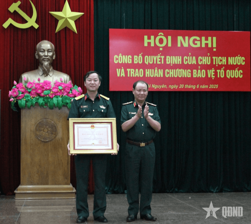 Bộ Tham mưu Quân khu 1 trao Huân chương bảo vệ Tổ quốc tặng các tập thể, cá nhân