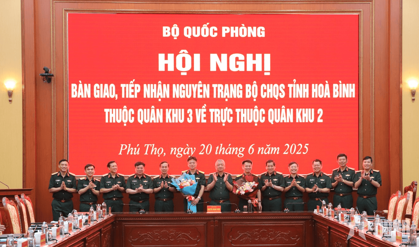 Bàn giao Bộ CHQS tỉnh Hòa Bình về trực thuộc Quân khu 2