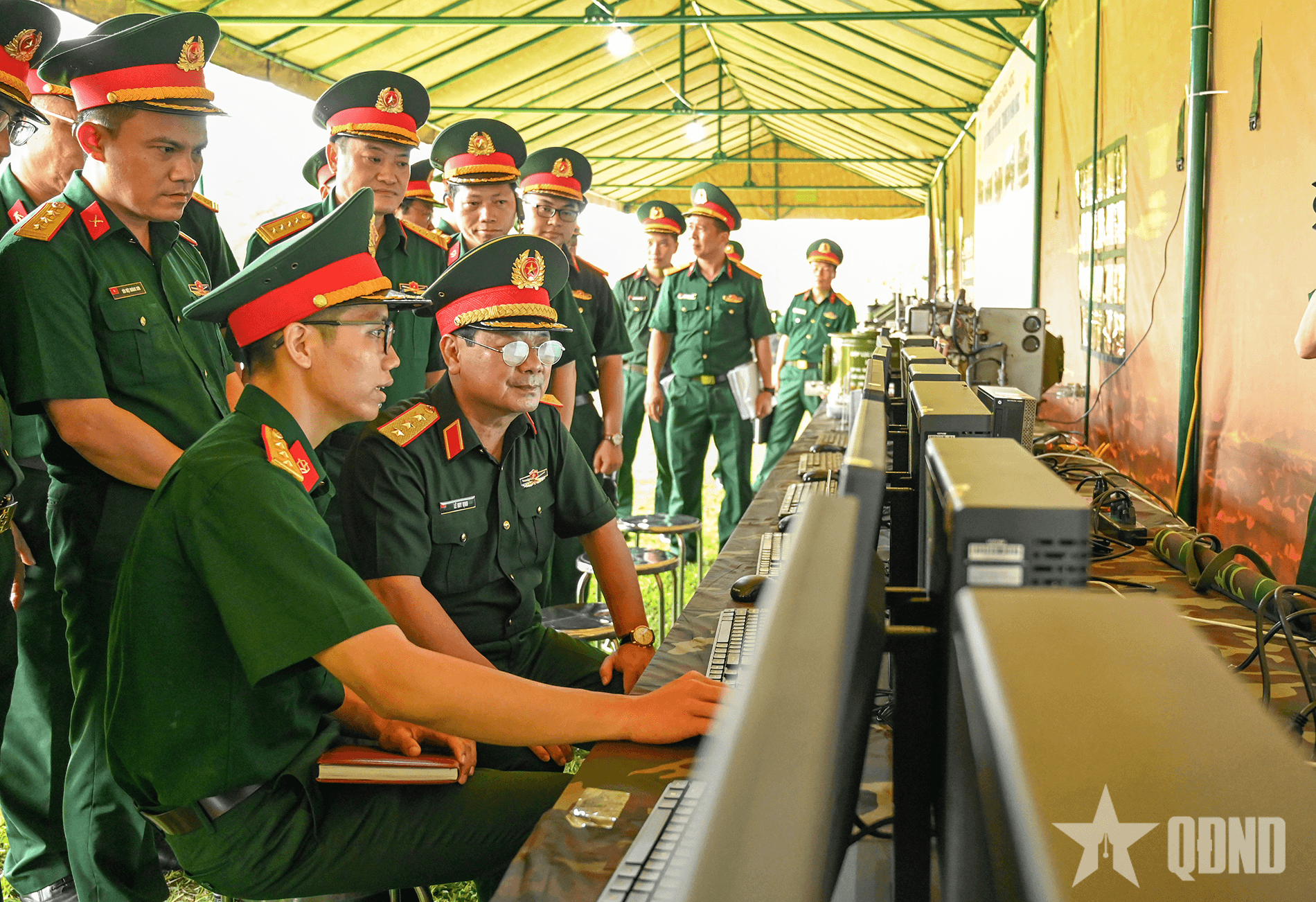 Thượng tướng Lê Huy Vịnh làm việc với Binh chủng Hóa học