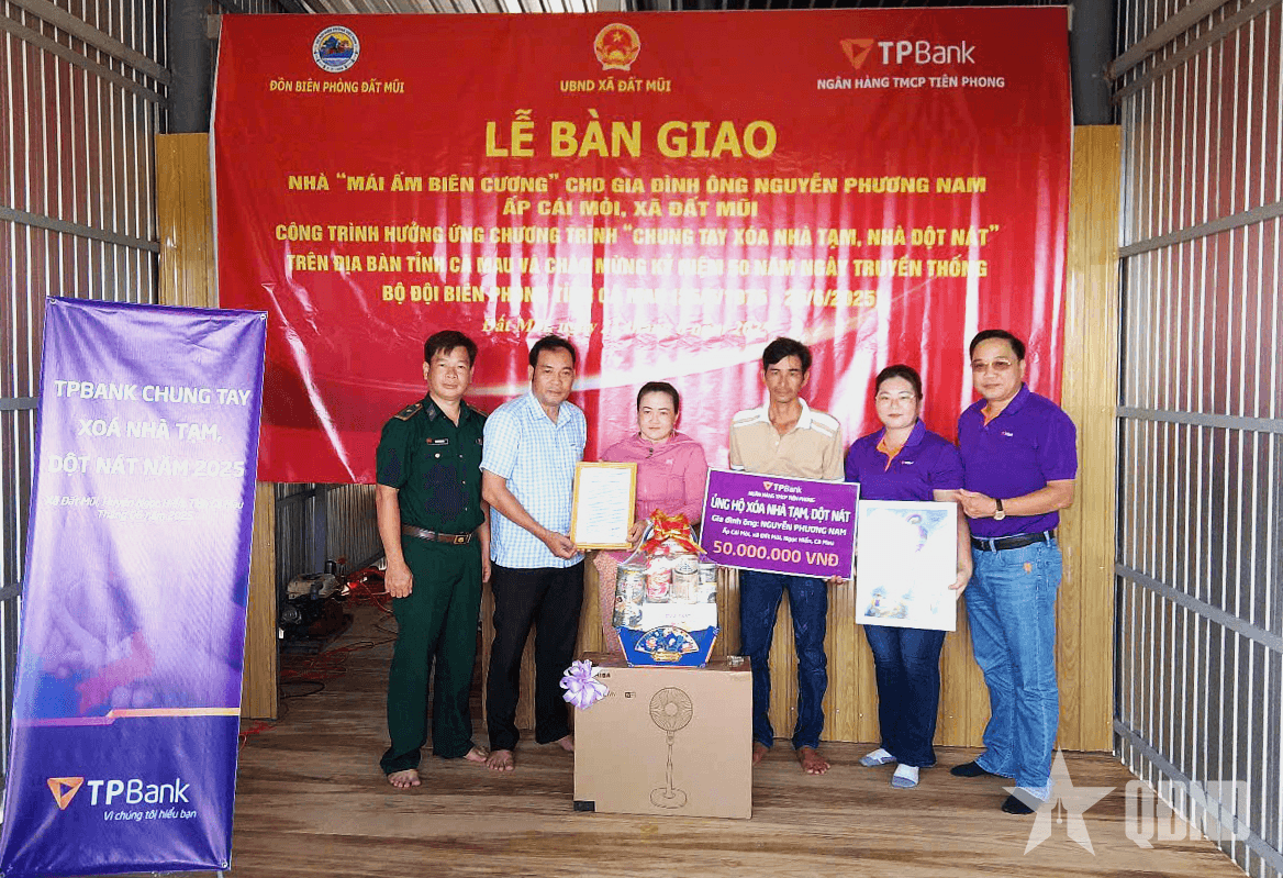 Đồn Biên phòng Đất Mũi (Cà Mau) bàn giao 2 căn nhà “Mái ấm biên cương” tặng người nghèo