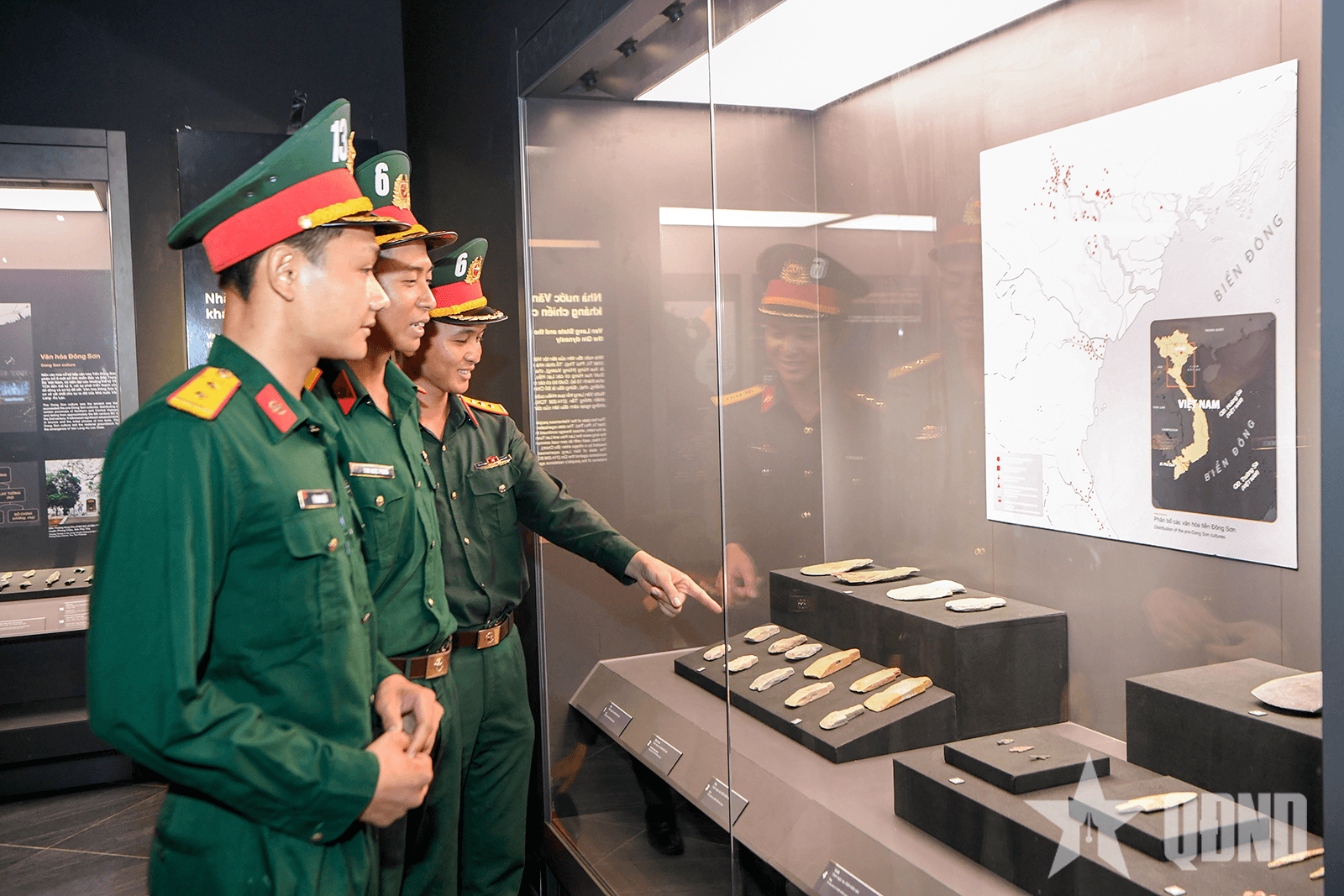 Các lực lượng tham gia diễu binh, diễu hành tham quan Bảo tàng Lịch sử Quân sự Việt Nam
