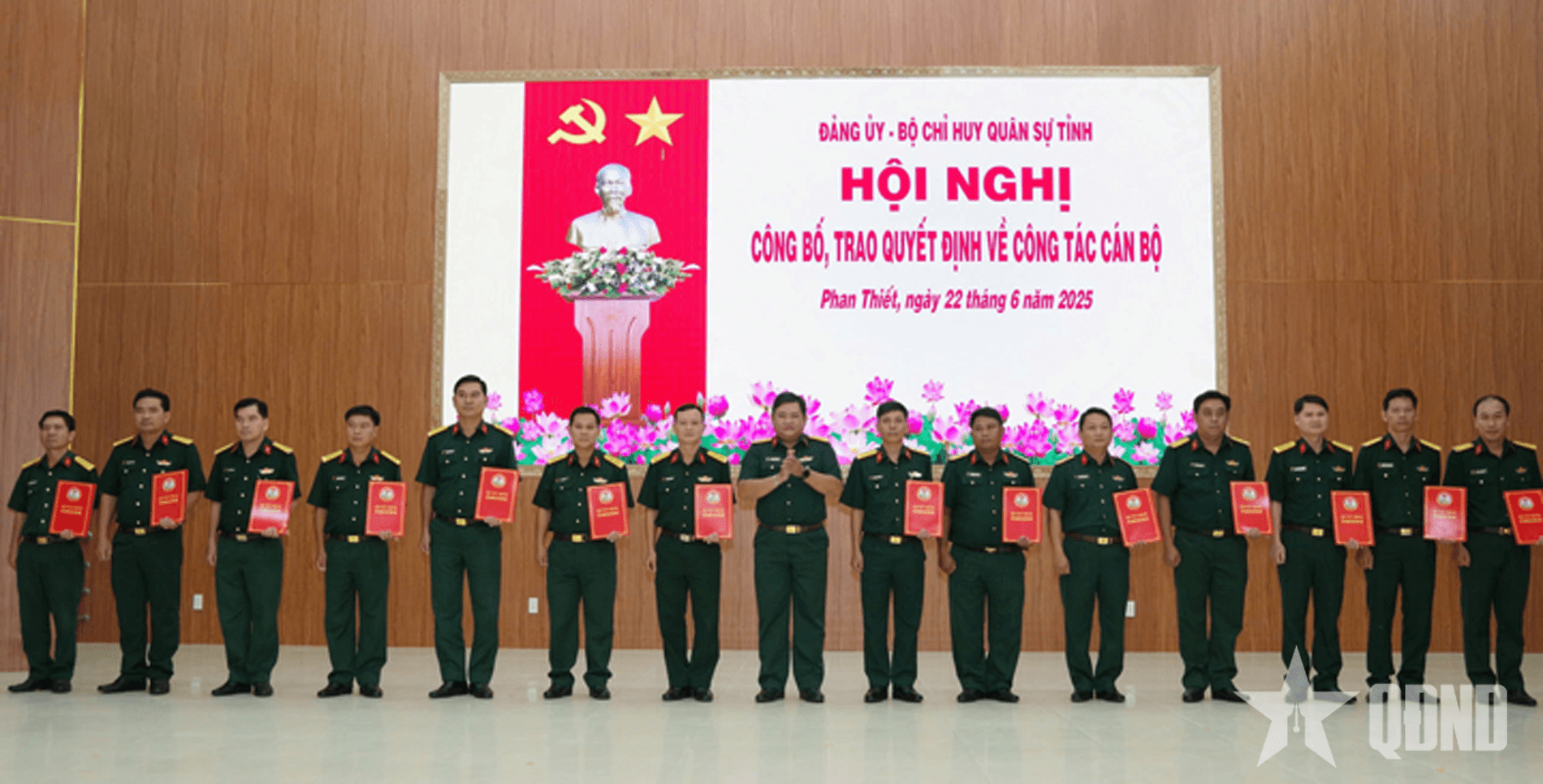 Bộ CHQS tỉnh Bình Thuận trao các quyết định về điều động, bổ nhiệm cán bộ