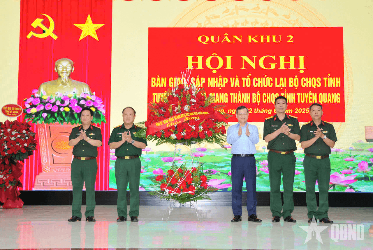 Bàn giao, sáp nhập và tổ chức lại Bộ CHQS tỉnh Tuyên Quang