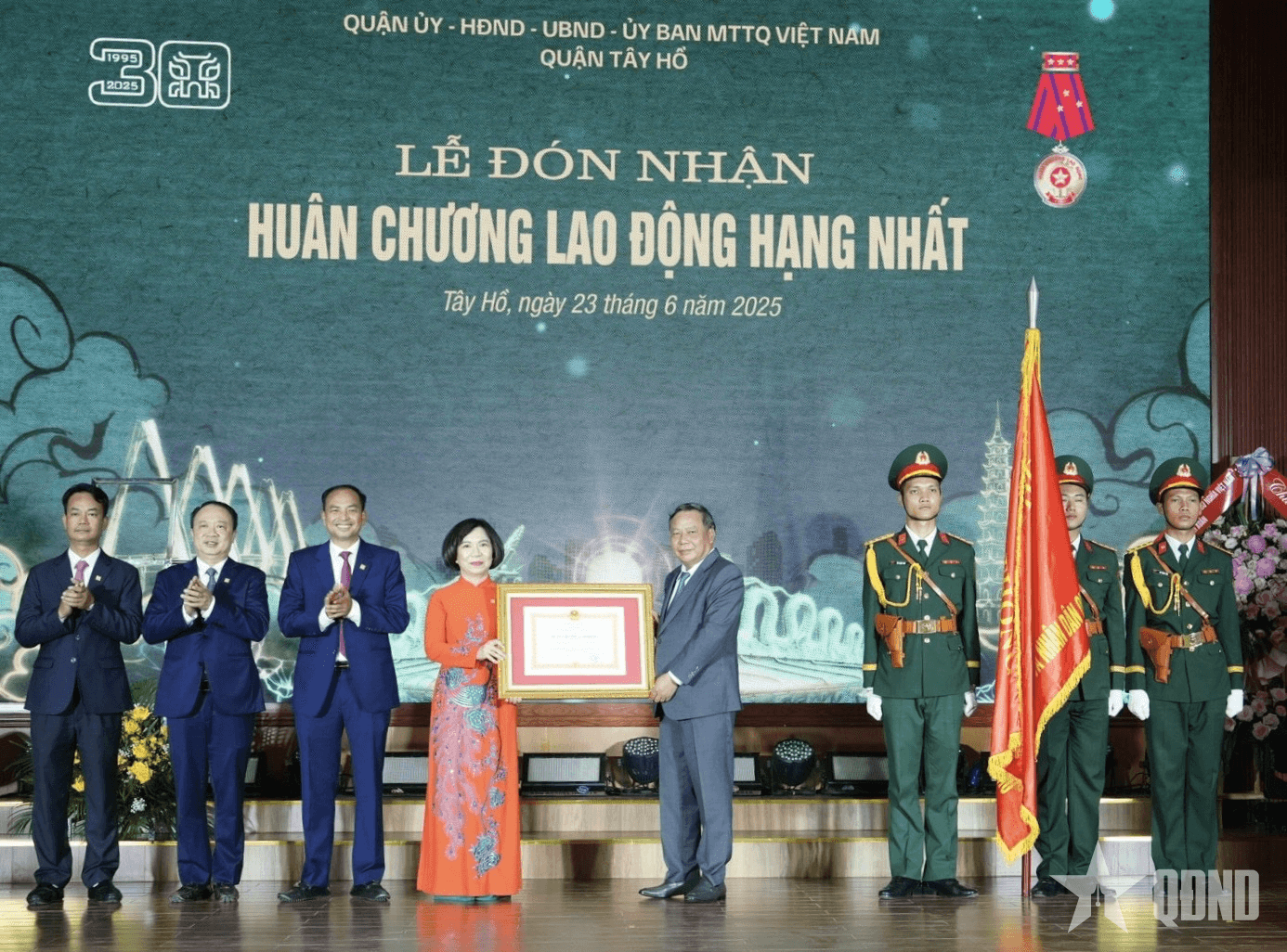 Quận Tây Hồ (TP Hà Nội) đón nhận Huân chương Lao động hạng Nhất