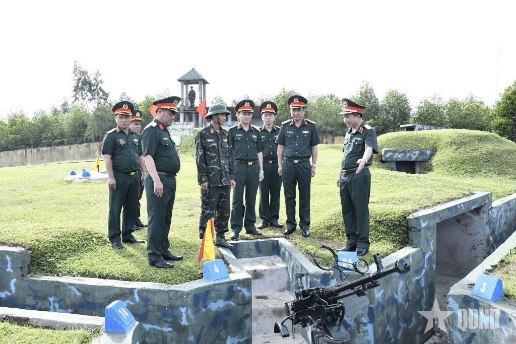 Đoàn công tác Bộ tư lệnh Quân khu 4 kiểm tra trực chiến phòng không tại Sư đoàn 324