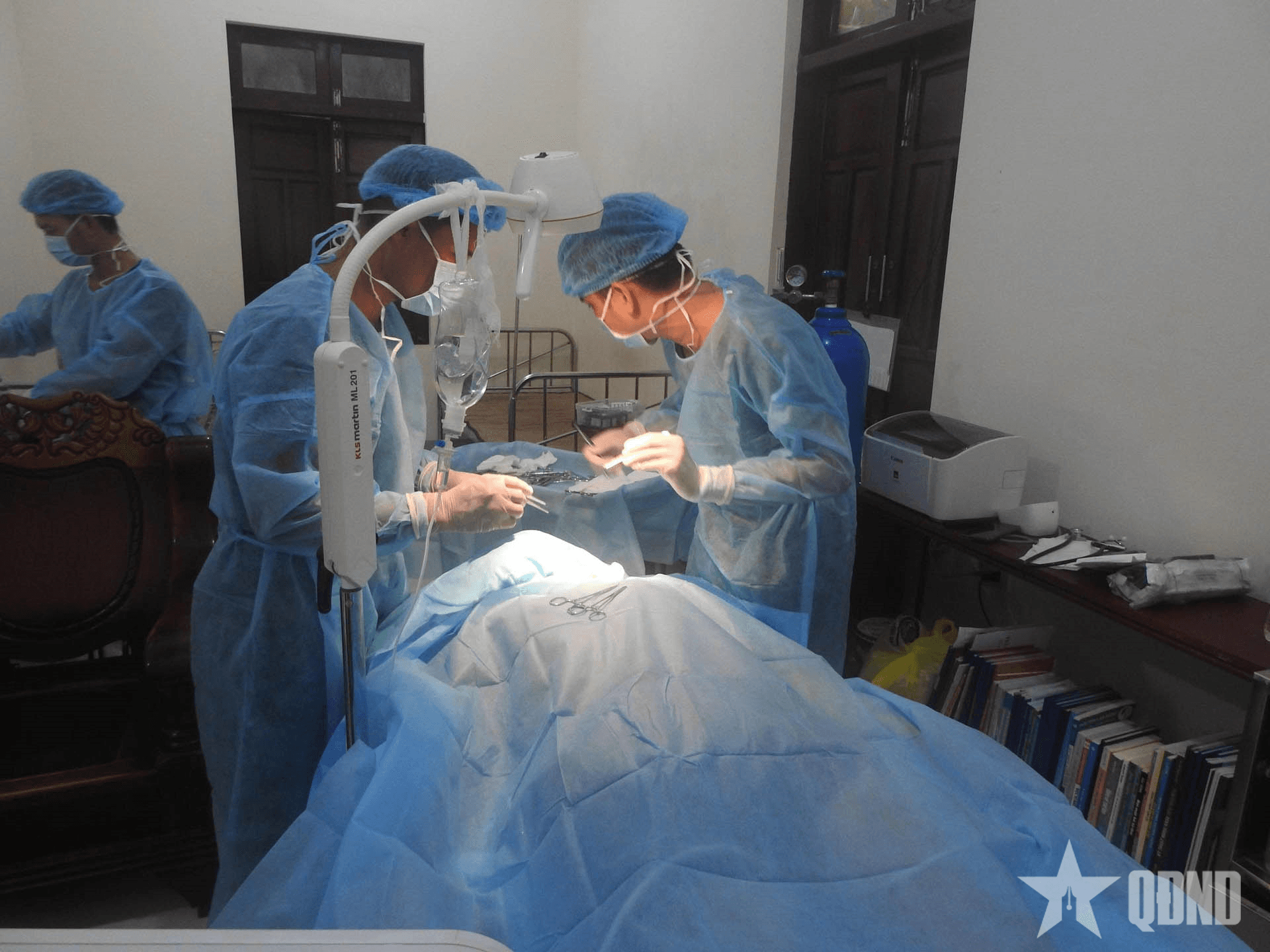 Bệnh xá đảo Sinh Tồn Đông kịp thời cấp cứu ngư dân bị cá kìm đâm vào cổ