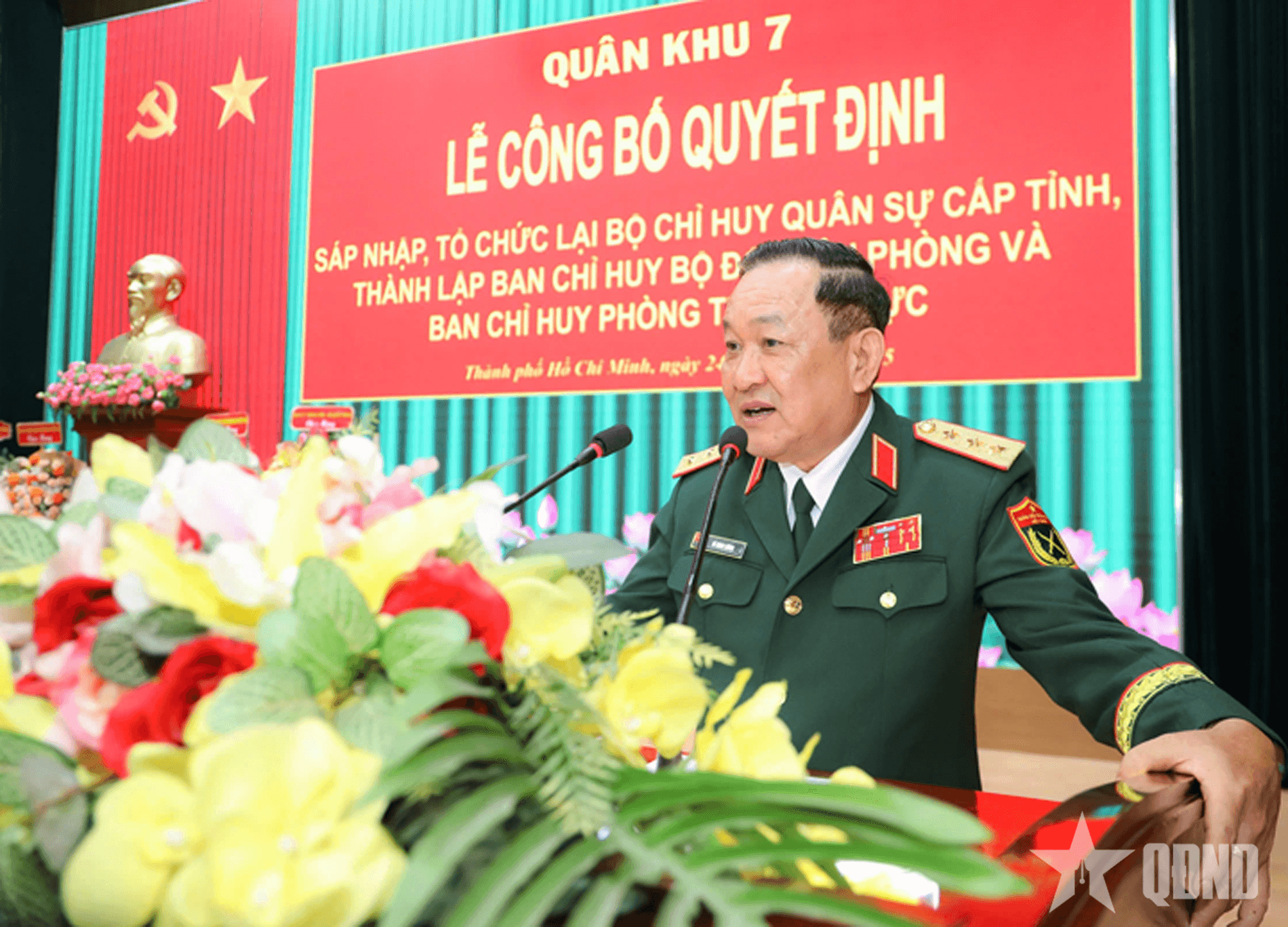 Thượng tướng Võ Minh Lương dự, chỉ đạo công bố quyết định sáp nhập, tổ chức lại Bộ CHQS cấp tỉnh tại Quân khu 7