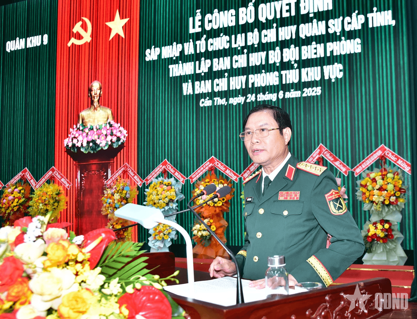 Đại tướng Nguyễn Tân Cương dự, chỉ đạo Lễ công bố quyết định đối với các đơn vị thuộc Quân khu 9