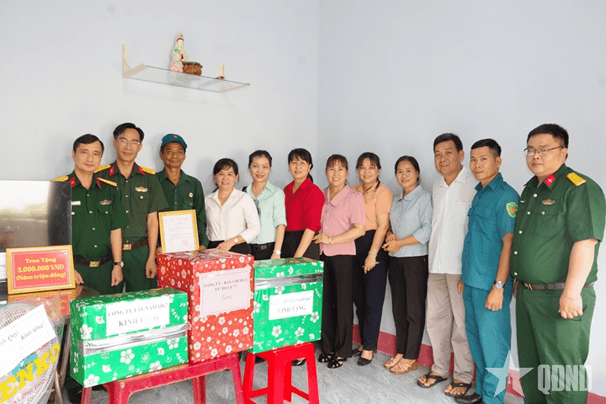 Lữ đoàn Phòng không 77 (Quân khu 7) tặng nhà “Tình nghĩa quân - dân”